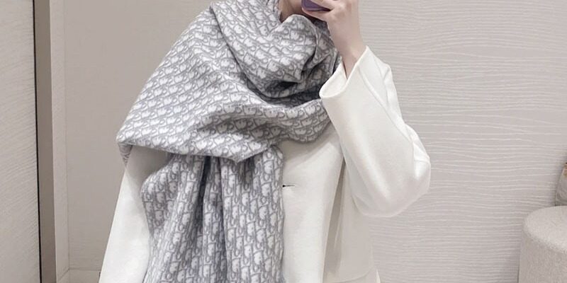 2024 Luxury Wool Scarf for Women – Double-Sided D Letter Design with Tassels (5) Luxury Wool Scarf for Women – Double-Sided D Letter Design with Tassels