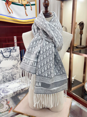 Luxury Wool Scarf for Women – Double-Sided D Letter Design with Tassels